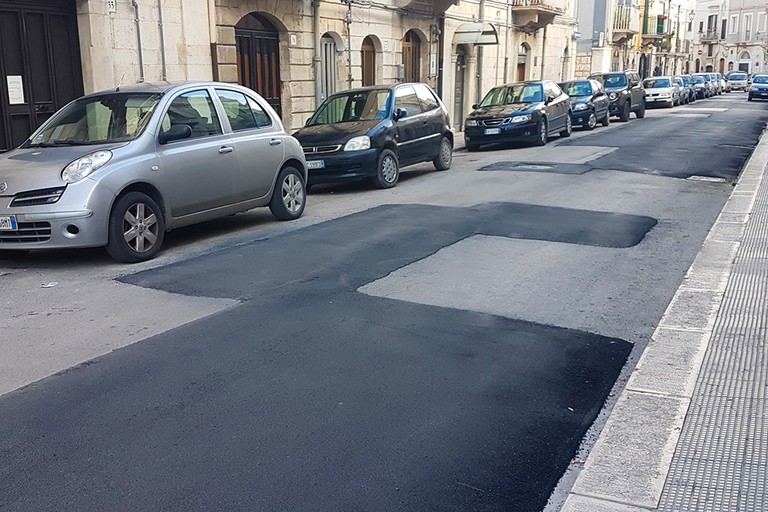 Il gioco della “campana” è quasi completo, a via Crocifisso manca solo la numerazione. <span>Foto Riccardo Di Pietro</span>