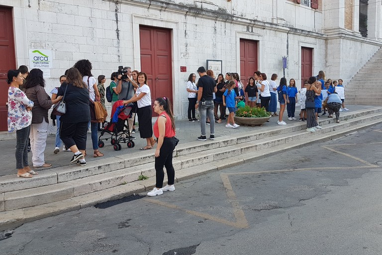 Piscina comunale chiusa, protestano i cittadini