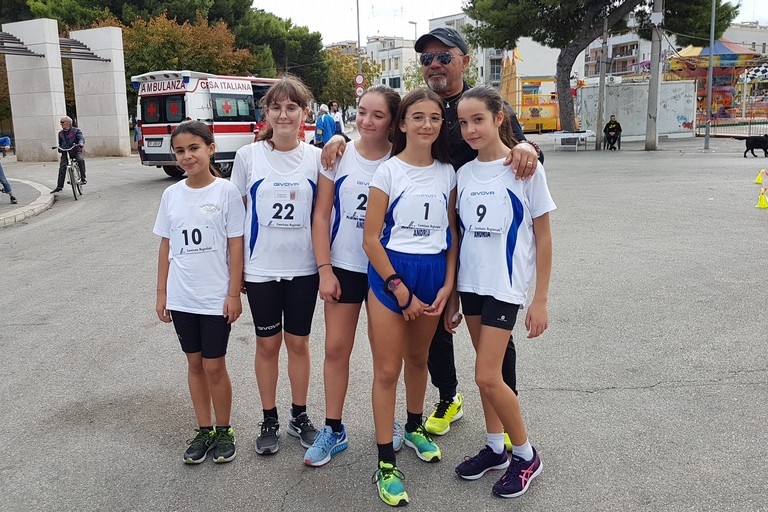 Il prof. Pino Tortora con le atlete della categoria Esordienti