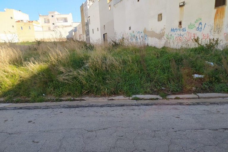 Via Marche ripulita dai rifiuti