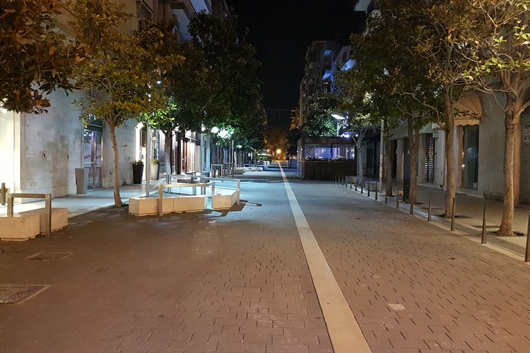 Una deserta viale Crispi durante l'emergenza Coronavirus. <span>Foto Antonio D'Oria</span>