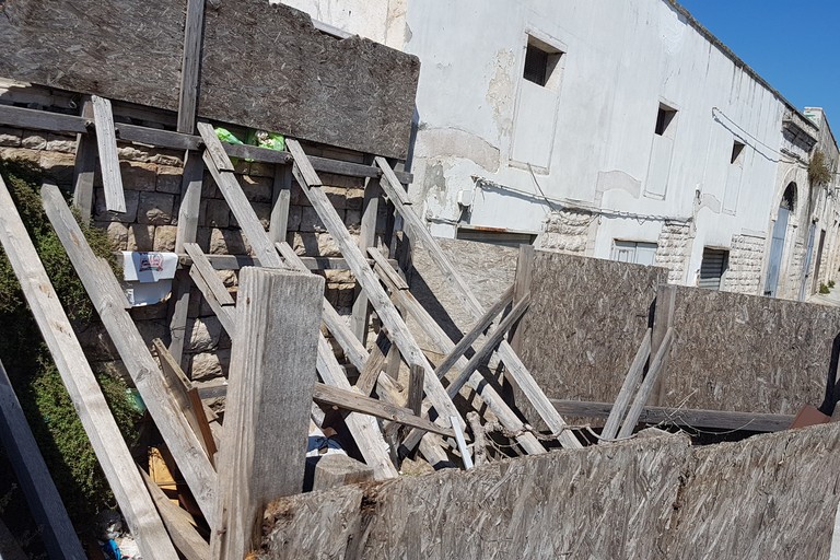 La struttura in legno installata ai piedi della scalinata che porta alla chiesa del Carmine. <span>Foto Antonio D'Oria</span>