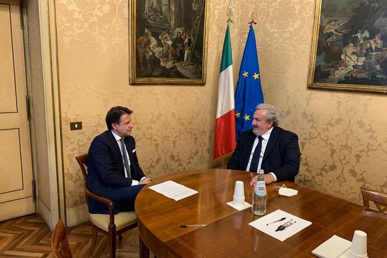 da sx il premier Conte con il governatore Emiliano