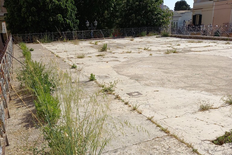 incuria e degrado per via Giannotti e piazza Toniolo