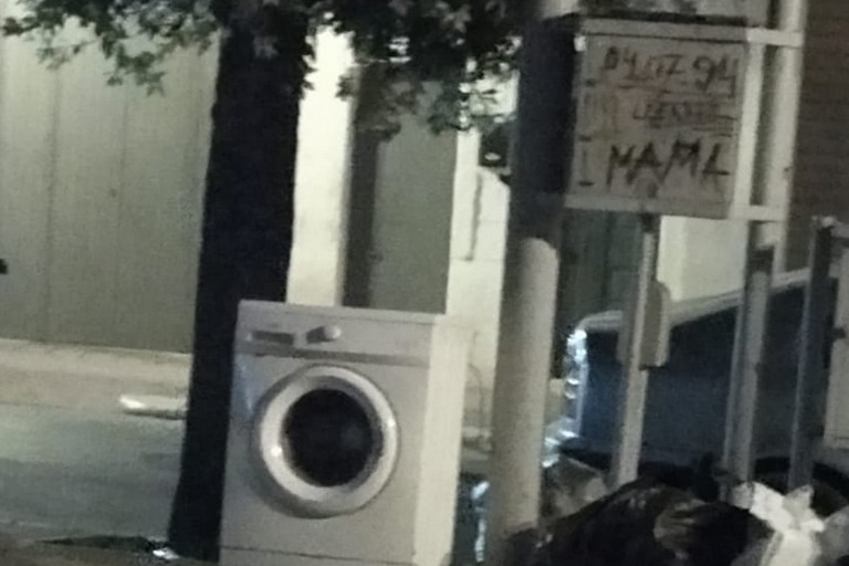 Lavatrice abbandonata in via Annunziata