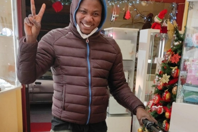 Nigeriano con la nuova bici