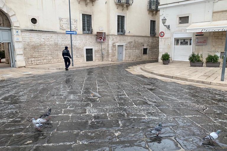 Furgone perde olio in piazza Catuma e ciclista cade fratturandosi un braccio