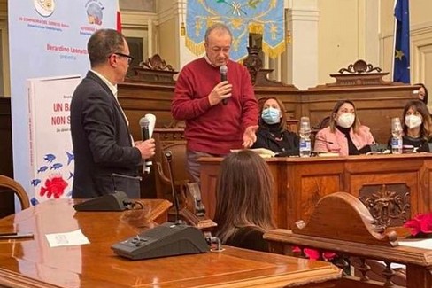 presentato il libro del medico oncologo Dino Leonetti