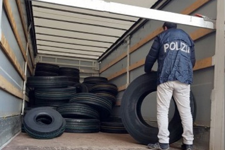 Furto di pneumatici in autostrada