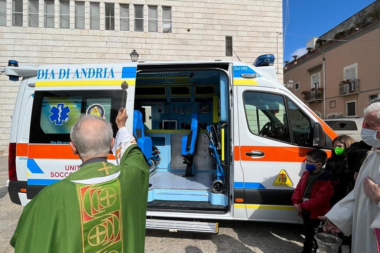 La benedizione della nuova ambulanza