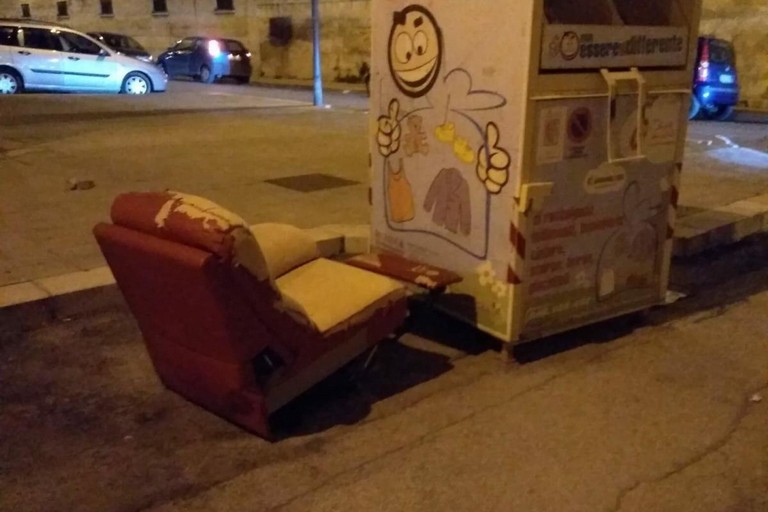 Poltrona abbandonata in via Fleming