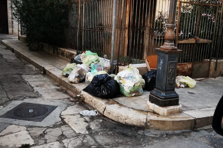 Mancata raccolta rifiuti in via Eritrea: la storia si ripete