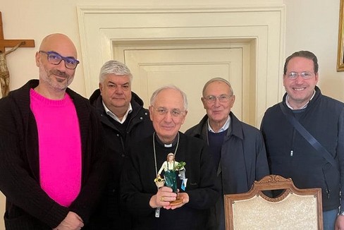 La statuina consegnata a Mons. Mansi da Coldiretti e Confartigianato Andria