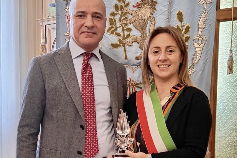 Il Capitano Aldo Sgarangella con la Sindaca Giovanna Bruno