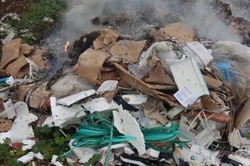 cumulo di materiale vario dato alle fiamme
