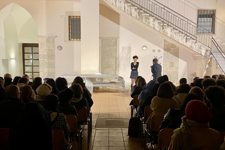 Teatro nel cortile della Biblioteca Comunale per