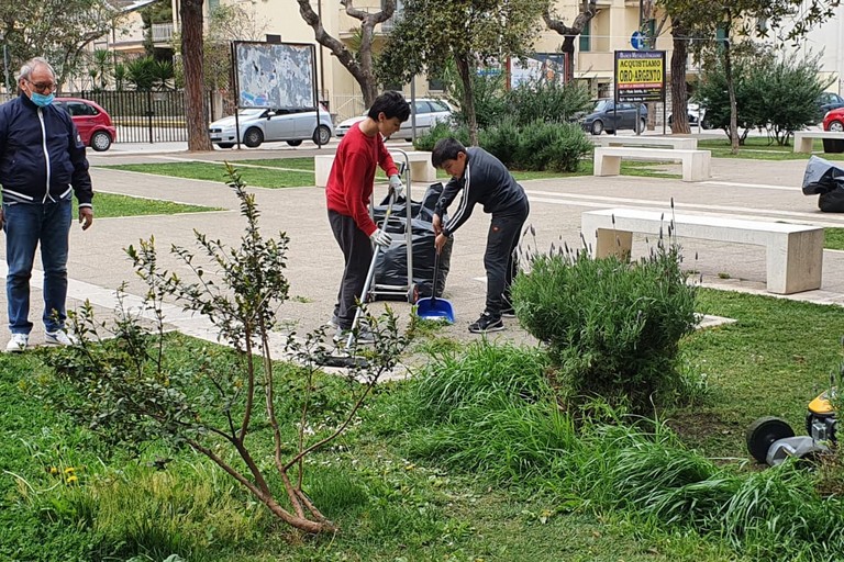 pulizia di piazza SS. Trinità