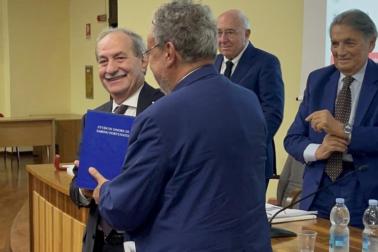 L'Università degli Studi di Bari presenta gli studi del prof. Emerito, Sabino Fortunato Durante la cerimonia, il Magnifico Rettore, Prof. Stefano Bronzini, ha consegnato all'illustre cittadino andriese, il Prof. Fortunato, il sigillo di bronzo dell'Università di Bari