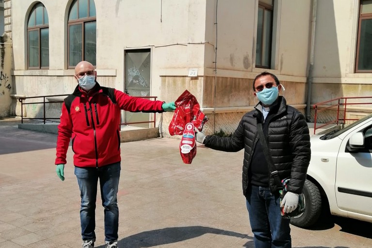 da sx Veneziano,presidente della Croce Rossa di Andria con don Michelangelo Tondolo