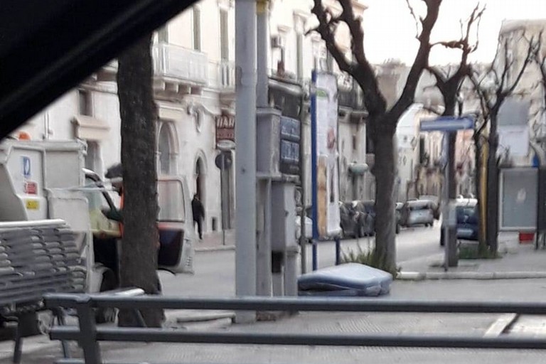materasso abbandonato in via Annunziata
