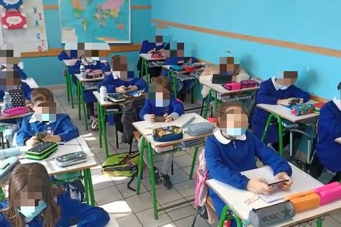studenti a scuola con i propri dispositivi informatici