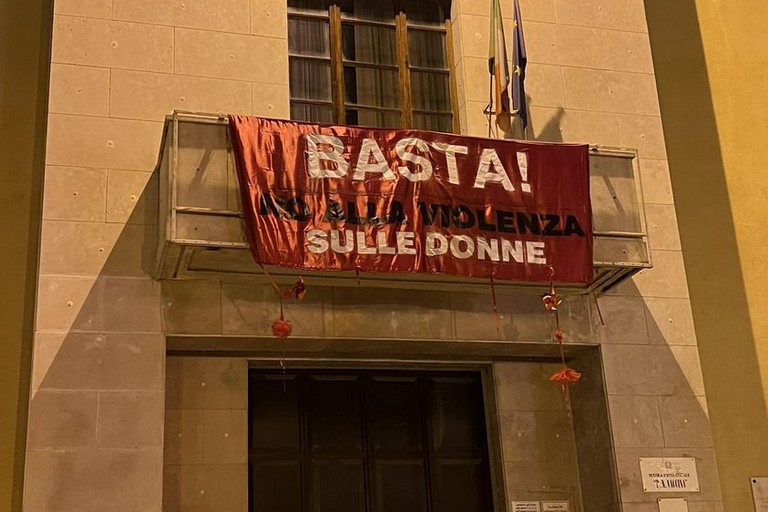 No alla violenza sulle donne, lo striscione esposoto dalla scuola