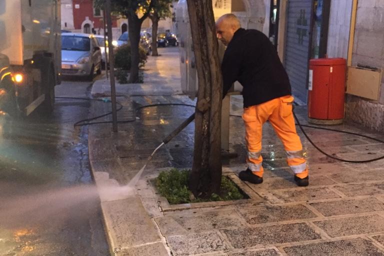 Intervento di ripulitura per parte di corso Cavour, via Martiti di Cefalonia e piazza Municipio