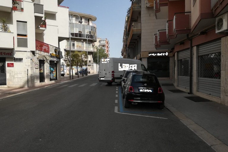 parcheggio selvaggio sulle strisce pedonali