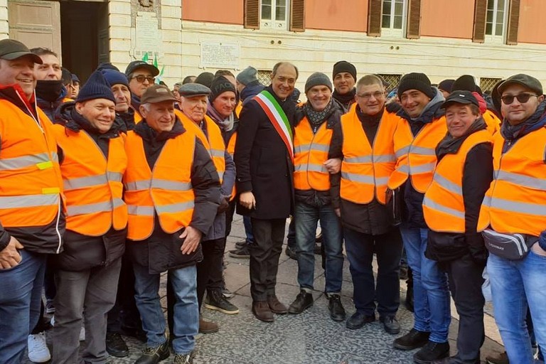 Gilt arancioni con il sindaco Giorgino