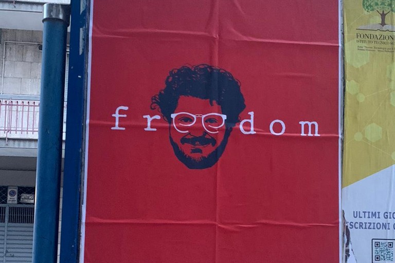 manifesti a sostegno della cittadinanza italiana per Patrick Zaki