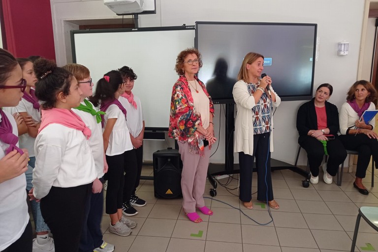 La sindaca Bruno in visita alla scuola 