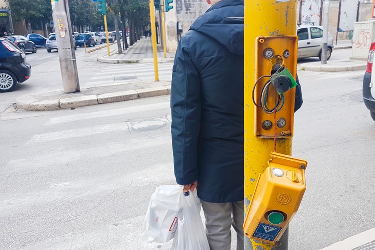 Vandalizzato semaforo pedonale di via Firenze