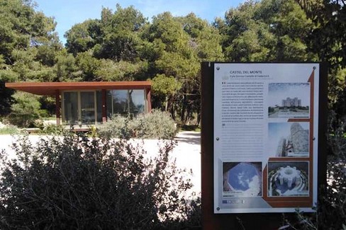 punto di accoglienza turistica a Castel del Monte