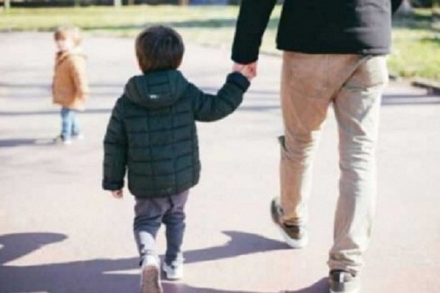 passeggiata con minore