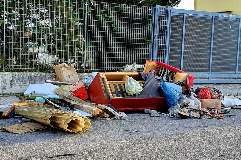 rifiuti abbandonati davanti all'isola ecologica di via Stazio