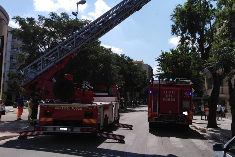 Cade nella sua abitazione e si rompe il femore: 88enne salvata da Vigili del fuoco e Polizia Locale