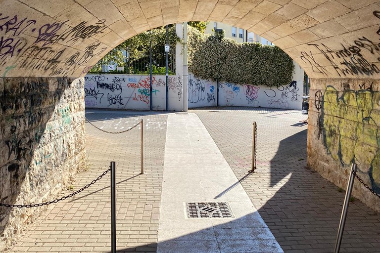 Anonimo cittadino ripulisce il ponticello di via Bisceglie