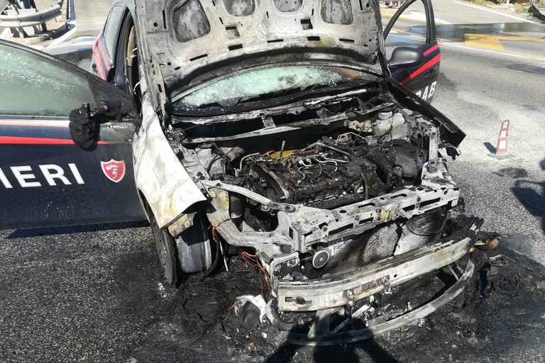Auto dei carabinieri prende fuoco per corto circuito