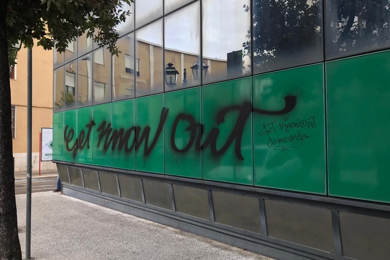 muro imbrattato da scritte spray