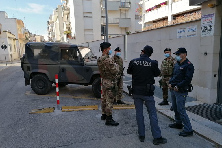 Militari e poliziotti impegnati in servizi di controllo del territorio