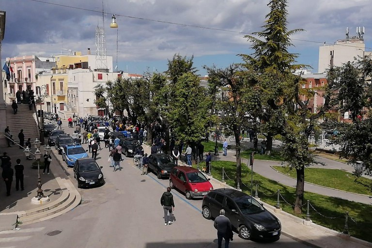 manifestazione degli ambulanti sotto Palazzo di Città ad Andria