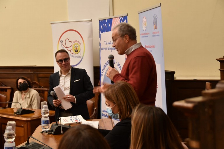 presentato il libro del medico oncologo Dino Leonetti