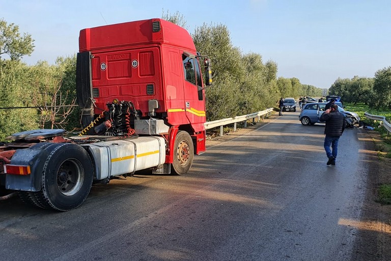 Assaltata cisterna d'olio a Terlizzi. Incidente sull'Andria Bisceglie