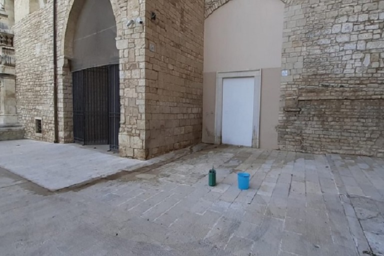 degrado lungo il muro della Cattedrale di Andria