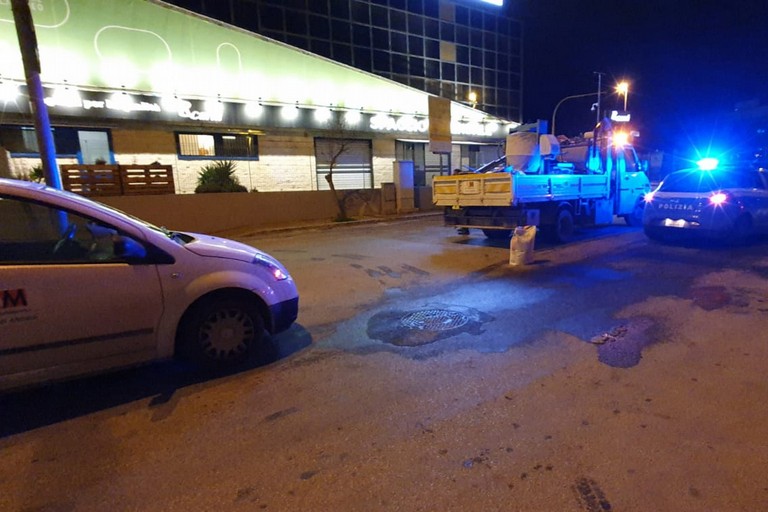 Camion perde gasolio dal serbatoio: traffico bloccato in via Padre Leone Dehon