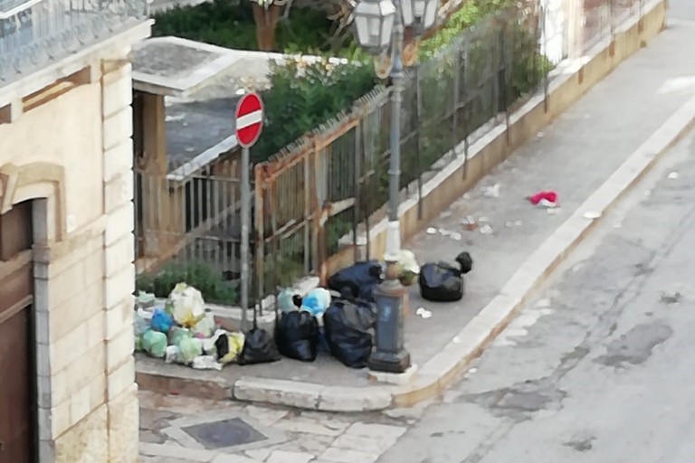 degrado e sporcizia in via Eritrea