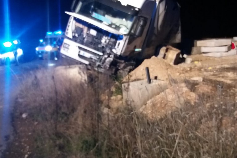 Tir fuoristrada illeso il conducente