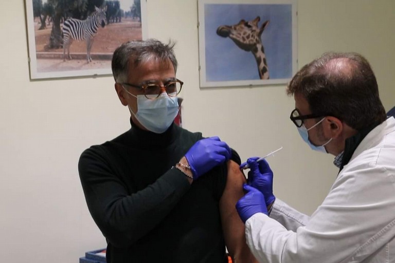 il dottor Riccardo Matera si sottopone alla vaccinazione covid 19