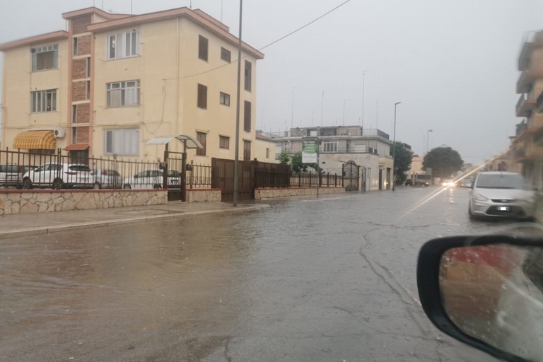 Piogge e temporali: tromba d'aria e strade allagate ad Andria