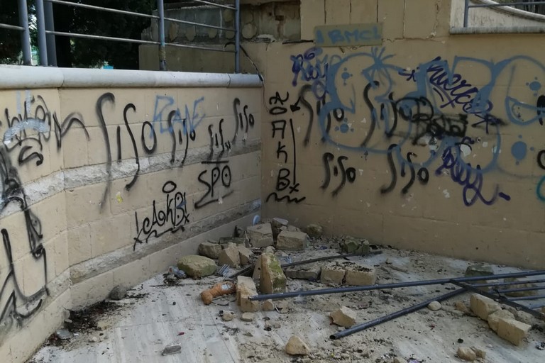 devastato l'anfiteatro della villa comunale
